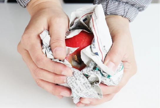 1個ずつ、新聞紙で包みます