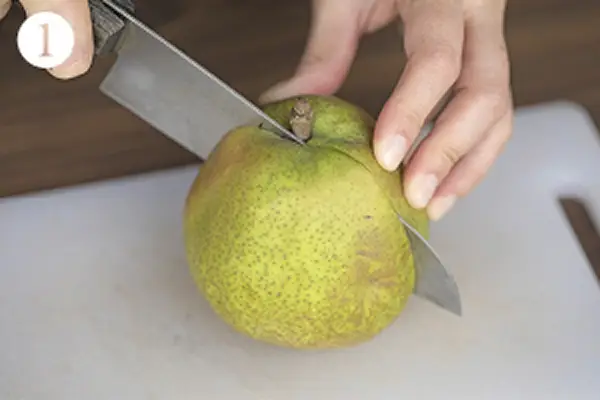 手を汚さないラ・フランスの食べ方1