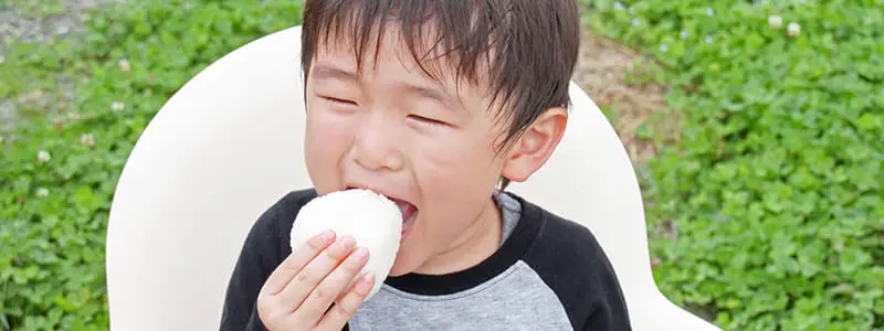 おにぎりを食べる子供