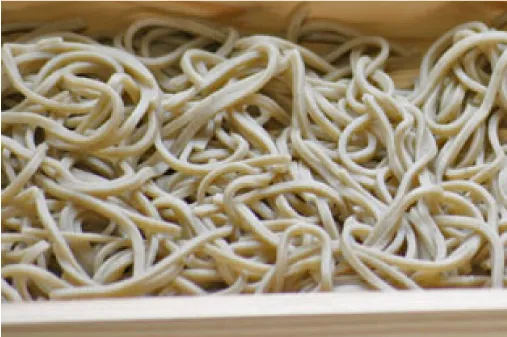 山形の「板そば」は挽ぐるみ 黒っぽく太目