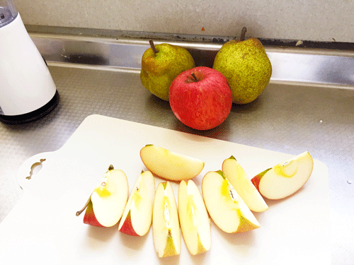 りんごをカットして材料をあらかじめ準備します。