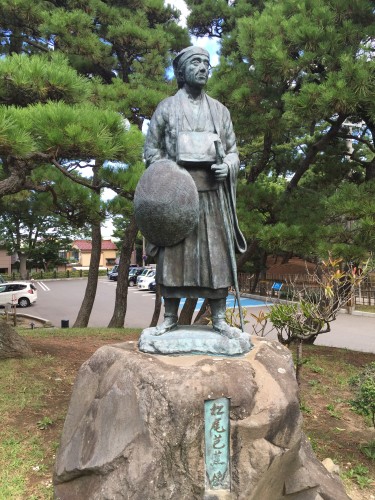 松尾芭蕉の句碑が海を望んでいます