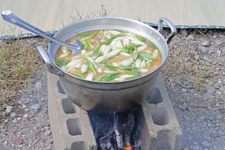 山形の芋煮会とは 味の農園